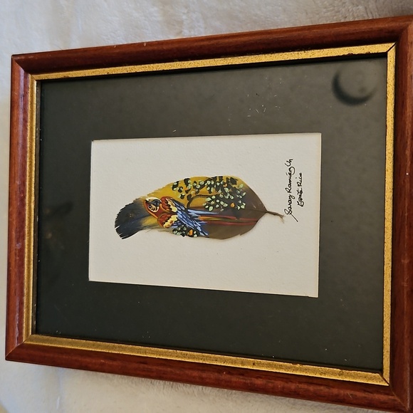 Vtg ARTISAN Signed Costa Rica Framed Feather Art with Parrot Design - Picture 3 of 6